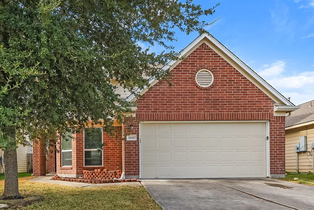 4 bed, 2.5 bath, 2377 sqft, $2,370 — Photo 1