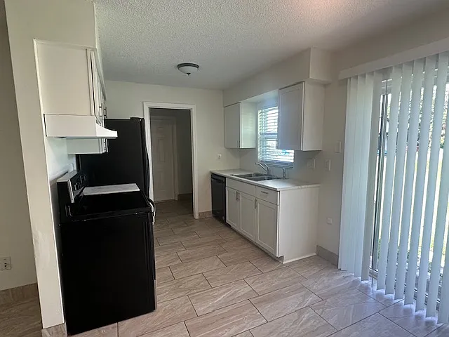 2424 S Lake Ave — Photo 4