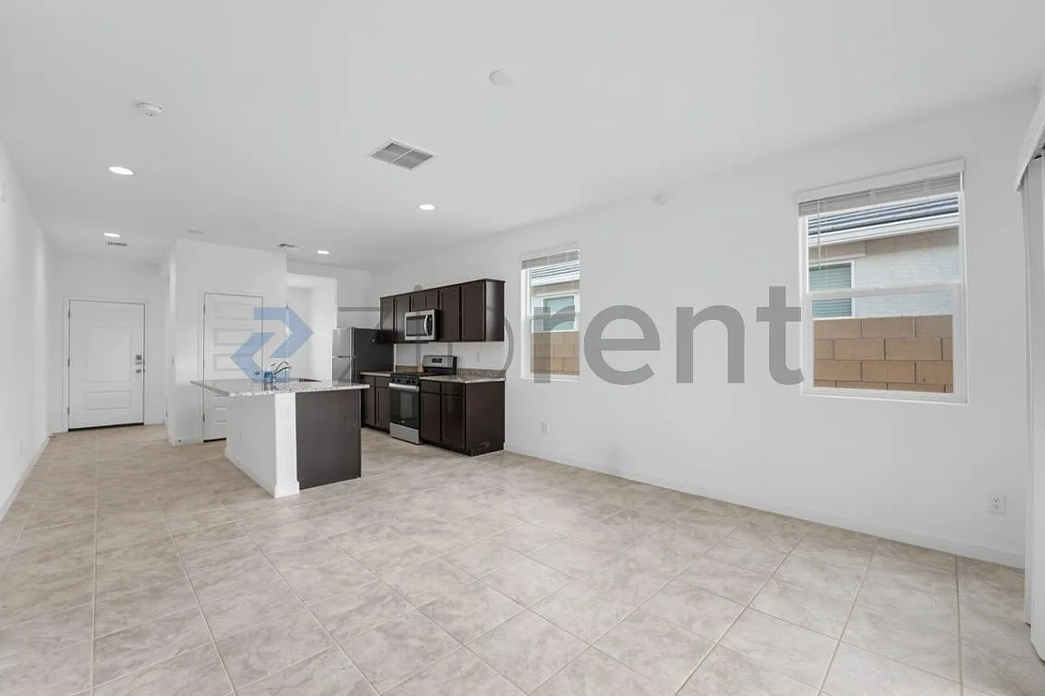 3 bed, 1317 sqft, $2,400 — Photo 4