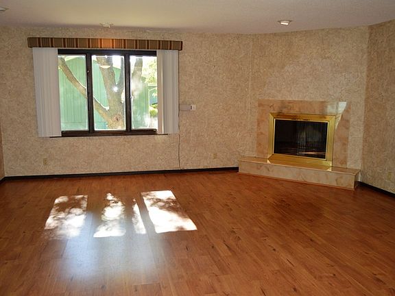 3rd image of 906 Karen Dr