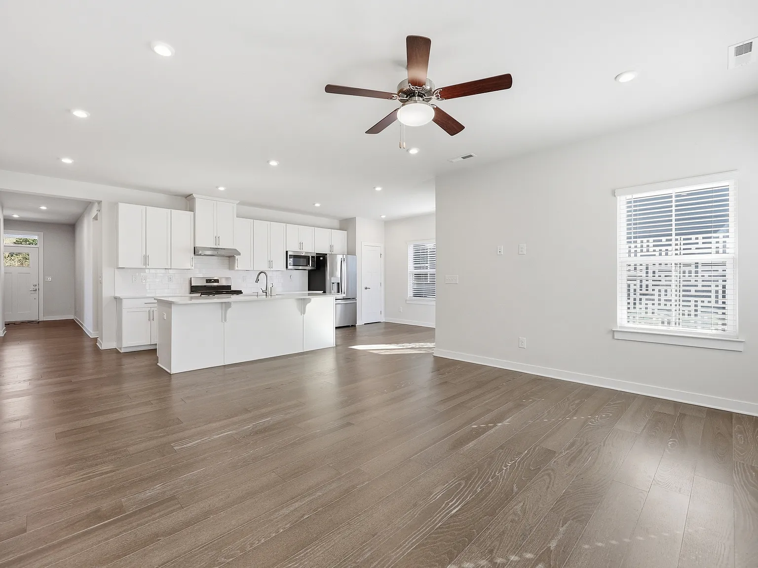 3 bed, 2336 sqft, $2,550 — Photo 3