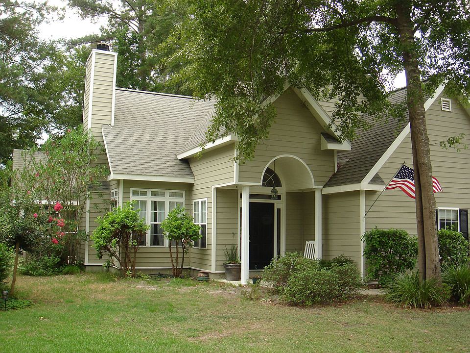 108 Heron View Ct overlooks lagoon and 17th fairway of Waterford golf course