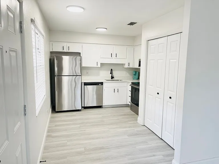 2 Bedroom/1 Bathroom Move-in Ready Townhome w\ 1 Month Free Rent!! — Photo 10