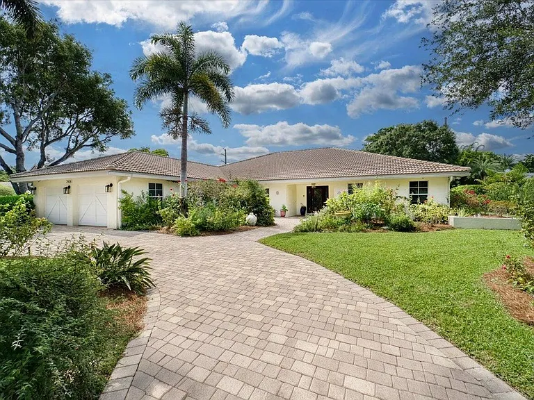 2908 Banyan Boulevard Cir NW — Photo 1