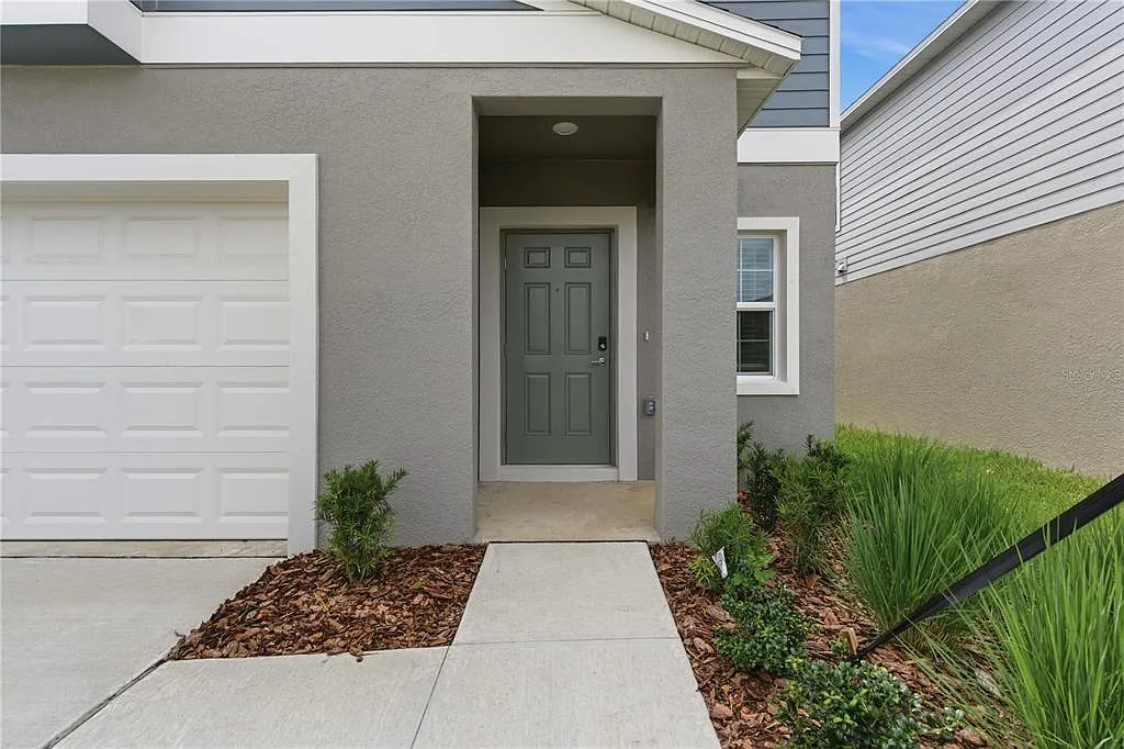 5 bed, 2.5 bath, 2215 sqft, $3,200 — Photo 2