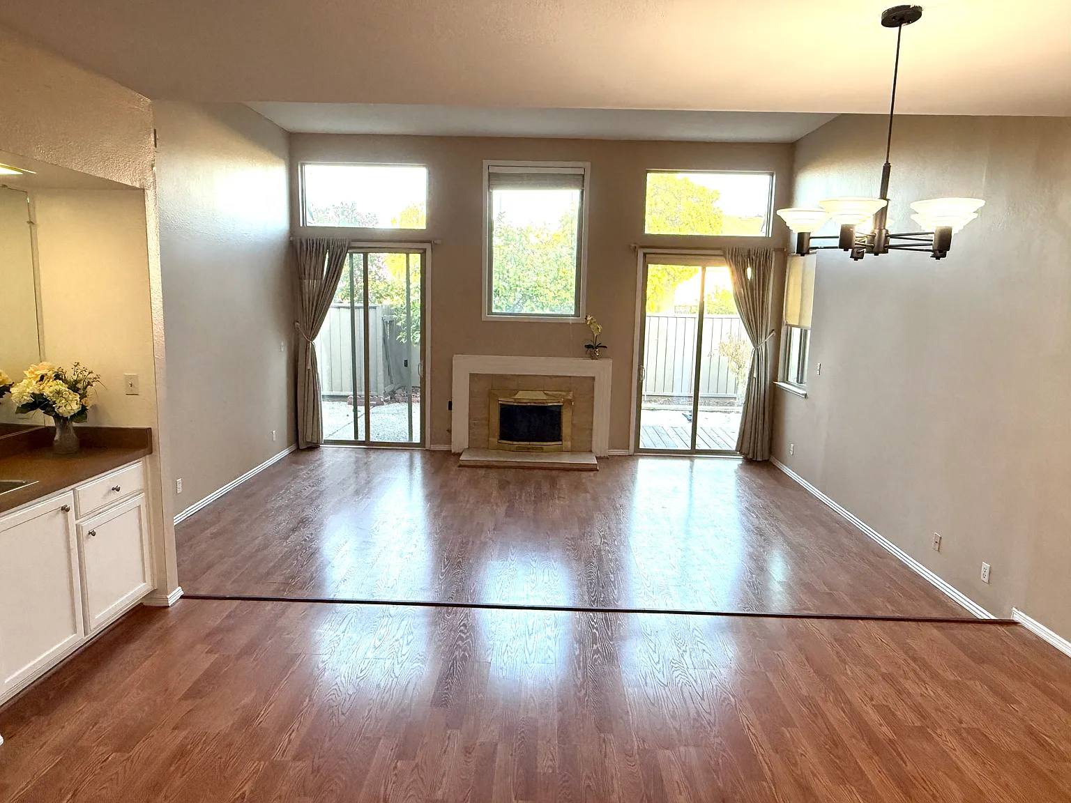 3 bed, 2110 sqft, $6,480 — Photo 2