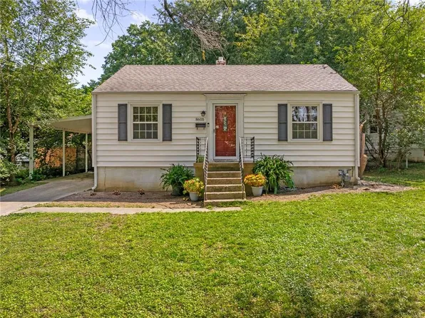 8605 Summit St, Kansas City, MO 64114