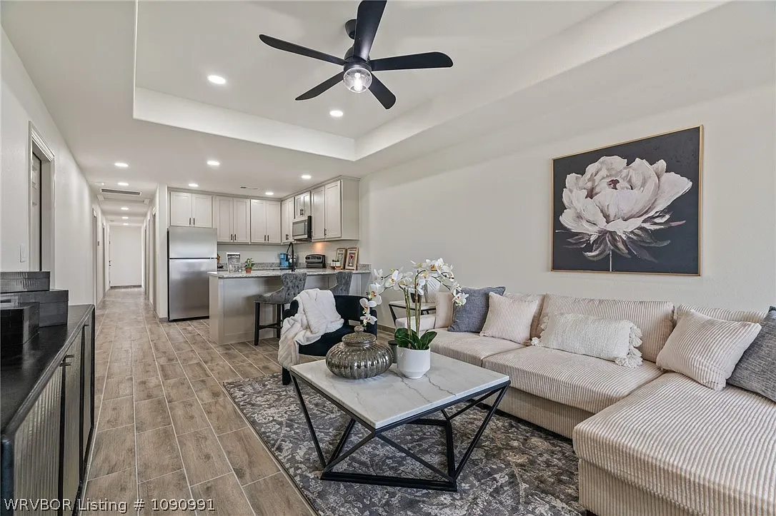 3 bed, 2.0 bath, 2322 sqft, $1,500 — Photo 4