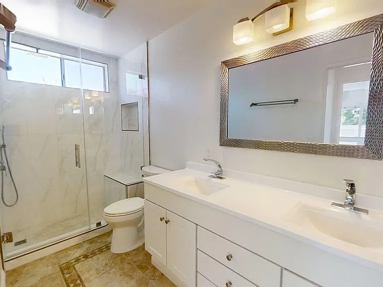 2BD/1BA Apartment in Belmont Heights — Photo 12