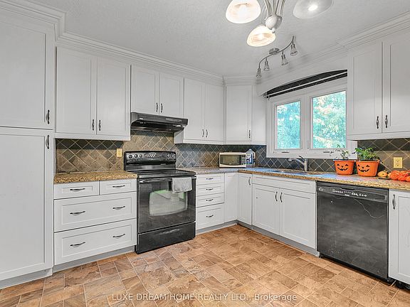 3rd image of 175 Albert St E
