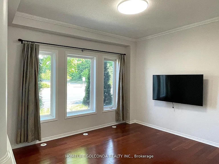847 Bur Oak Ave — Photo 3