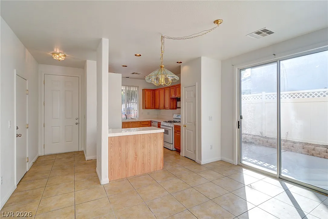3 bed, 3.0 bath, 1787 sqft, $2,200 — Photo 2