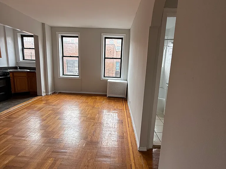 2835 Bainbridge Ave #3A — Photo 1