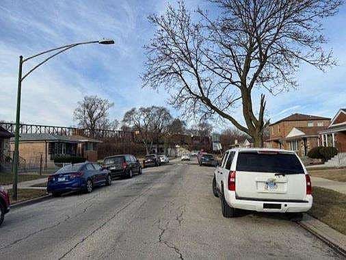 5th image of 438 E 91st Pl