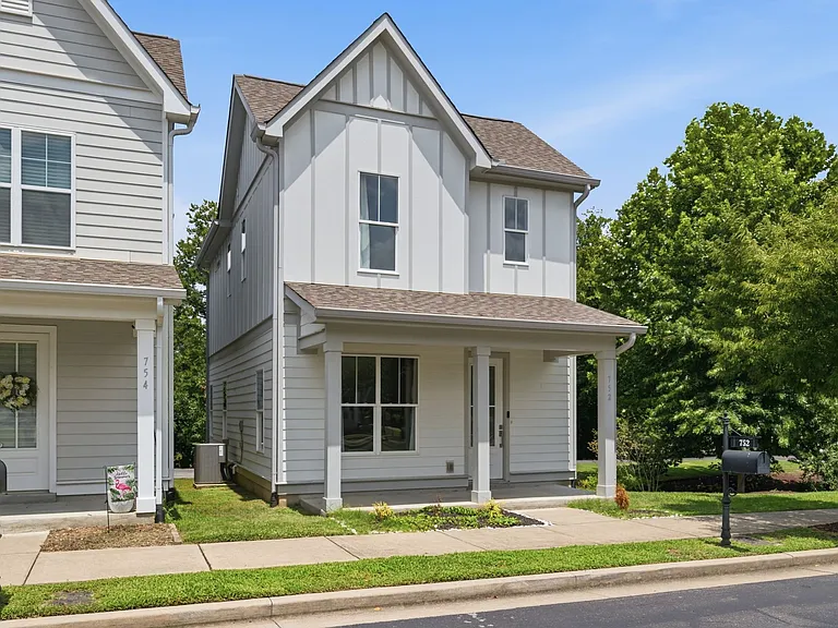 752 Cottage Park Dr — Photo 2