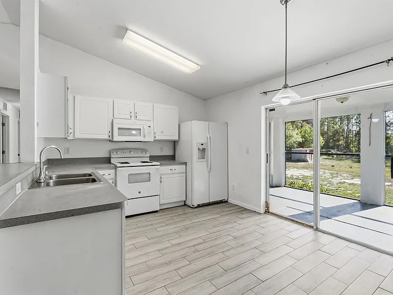 913 Canton Ave — Photo 1