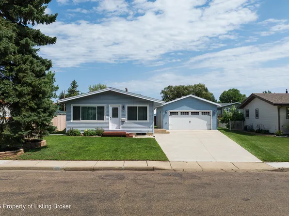886 Cherry Ave, Dickinson, ND 58601