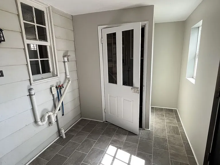 236 E King St — Photo 7