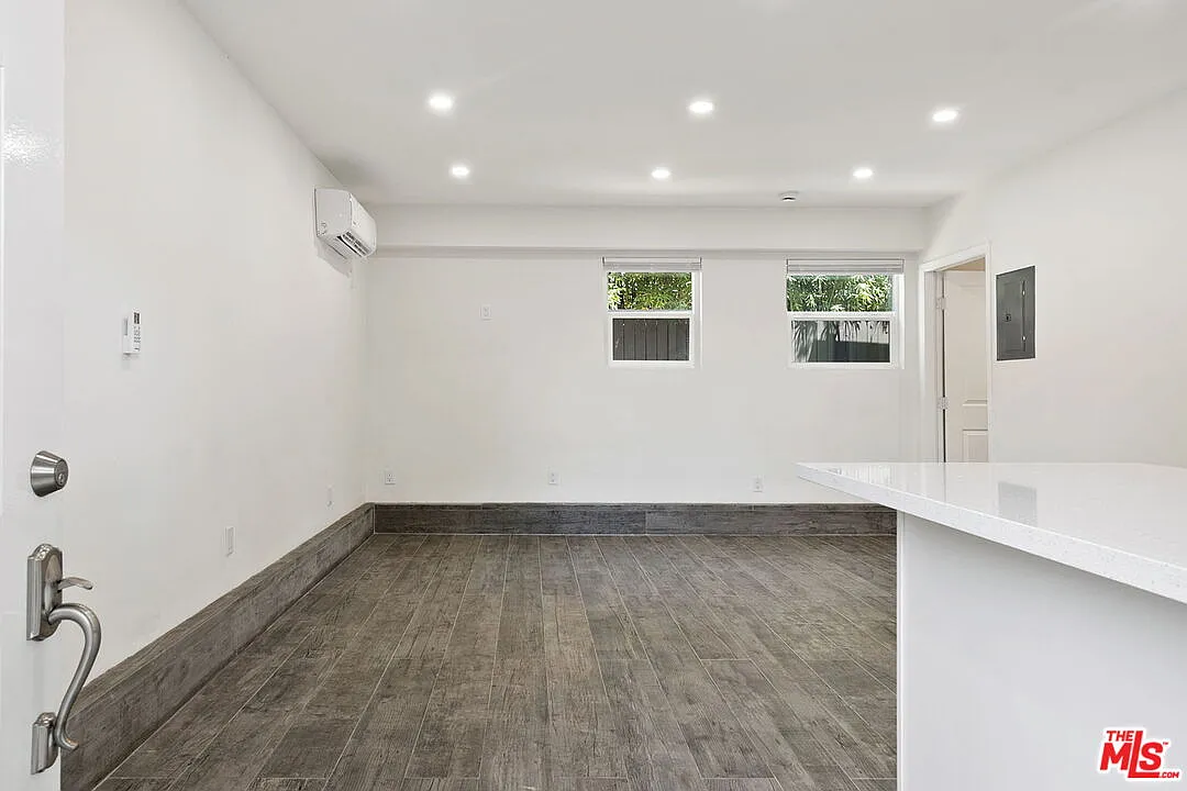 2 bed, 807 sqft, $3,600 — Photo 4