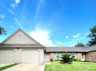 739 E Country Grove Cir, Pearland, TX 77584
