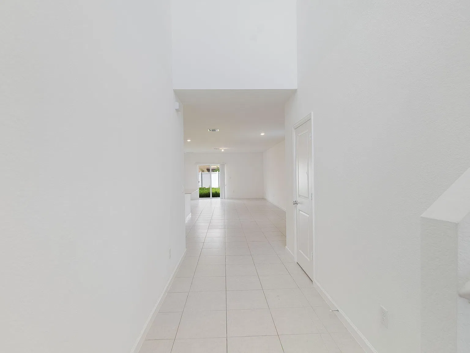 5 bed, 2.5 bath, 2326 sqft, $2,900 — Photo 3