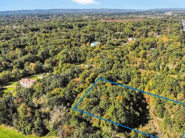2 Eugene Dr, Saddle River Boro, NJ 07458