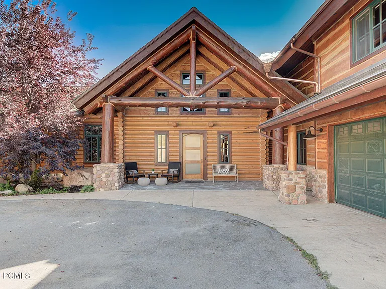 715 Aspen Ln — Photo 3