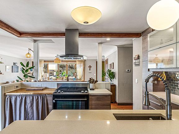 4th image of 1205 Laurie Rd W