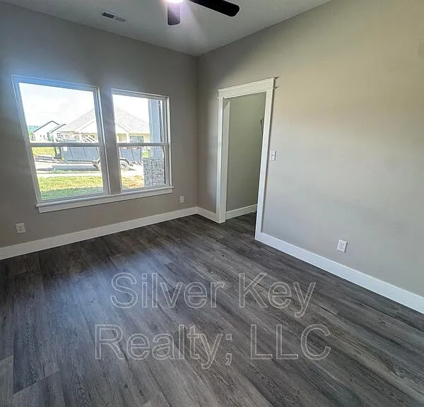 920 Stratford Ave — Photo 4
