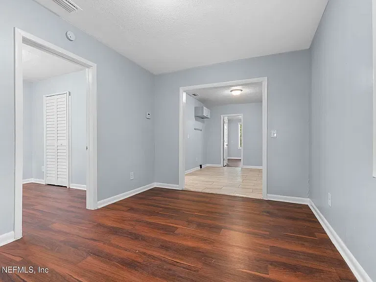 1127 W 5th St — Photo 5