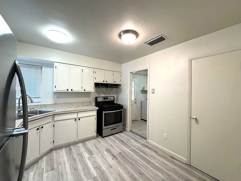 1074 Gerona Ave — Photo 7