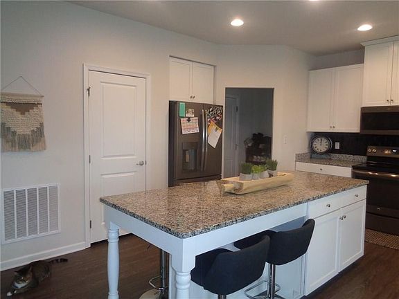 4th image of 580 Dietz Dr