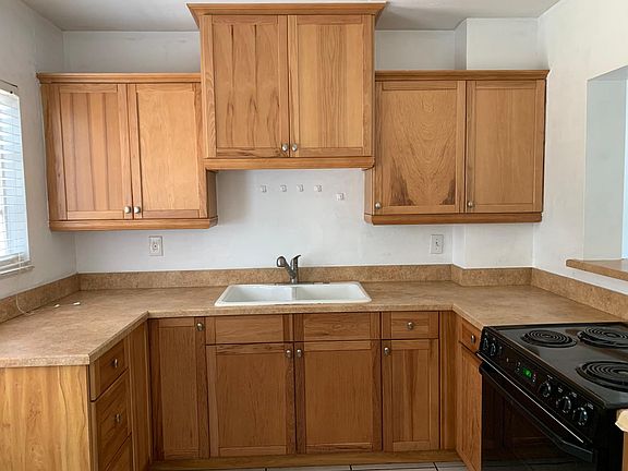Newer, clean and attractive kitchen