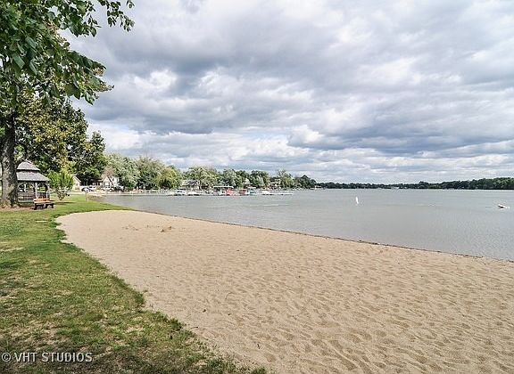 3rd image of 572 Shoreline Dr #572