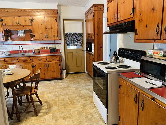 3rd image of 138 Hudson Ave
