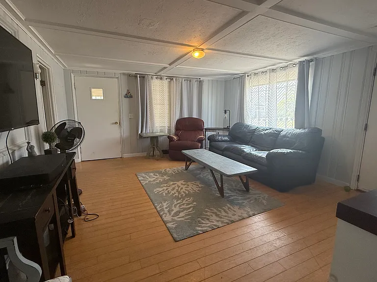 150 Northern Blvd — Photo 9