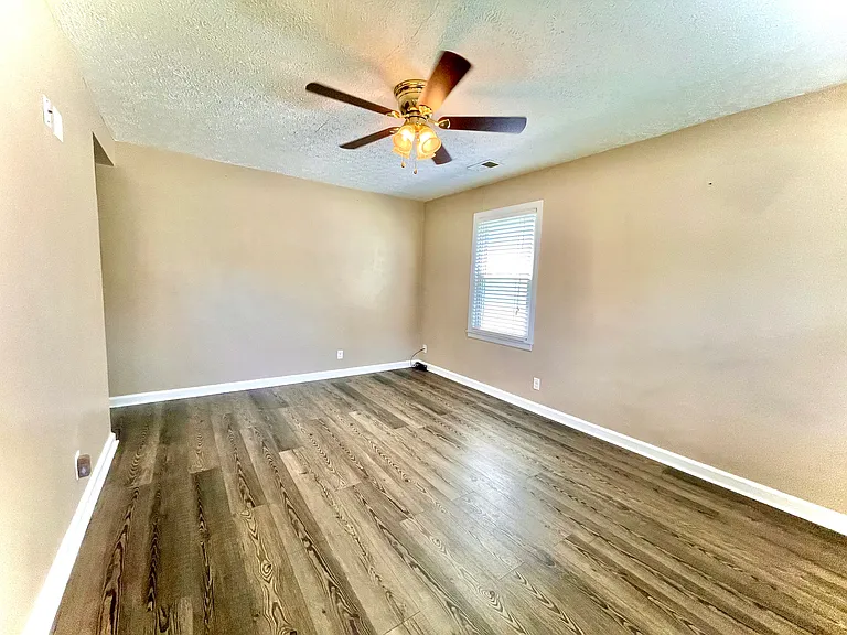 1046 Seelbach Ave — Photo 3