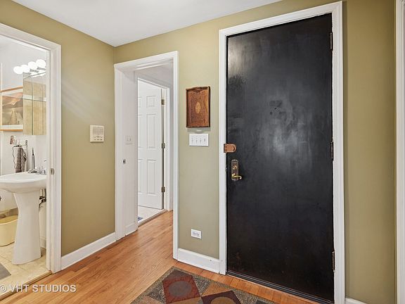 3rd image of 1522 W Fargo Ave #1S
