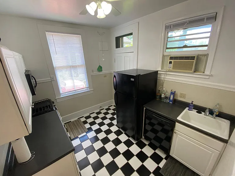 1015 Leontine St — Photo 9