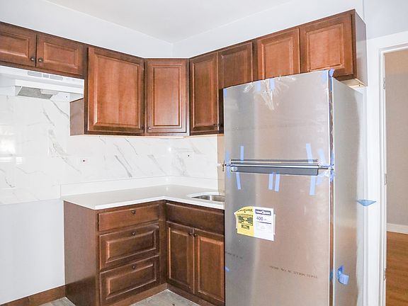 3rd image of 6950 N Ashland Blvd #206