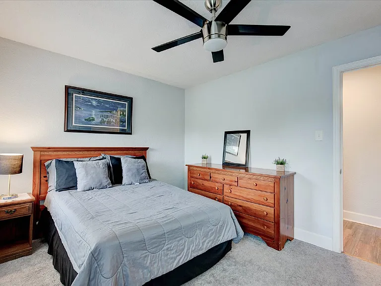 2801 W Biddison St — Photo 25