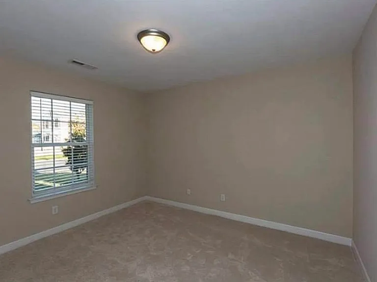 220 Segar St — Photo 8