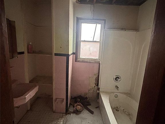 3rd image of 1823 Marconi Ave