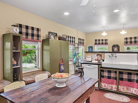 5th image of 211 Riverside Dr W