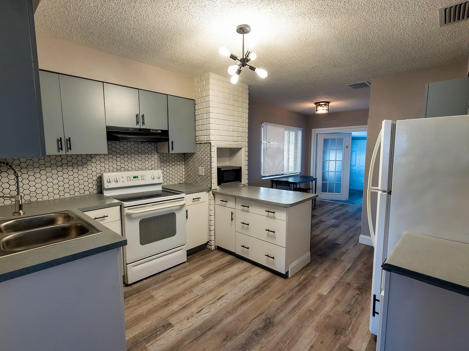 4 bed, 2.0 bath, 1386 sqft, $862 — Photo 2