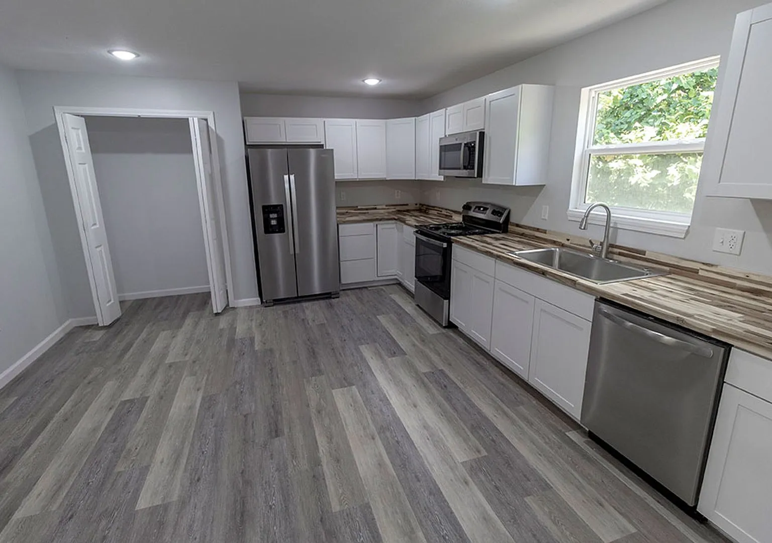 Large Duplex with Head-turning Style, Extraordinary Location. — Photo 1