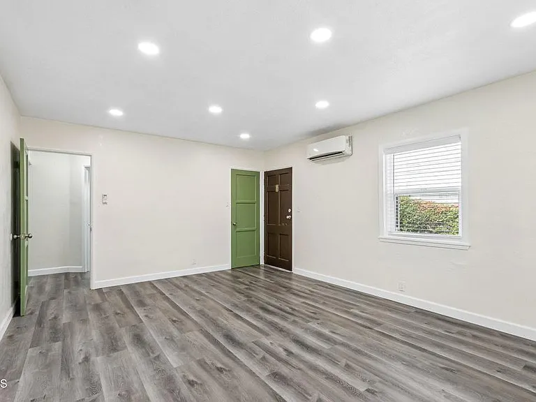 5616 N Gladys Ave — Photo 3