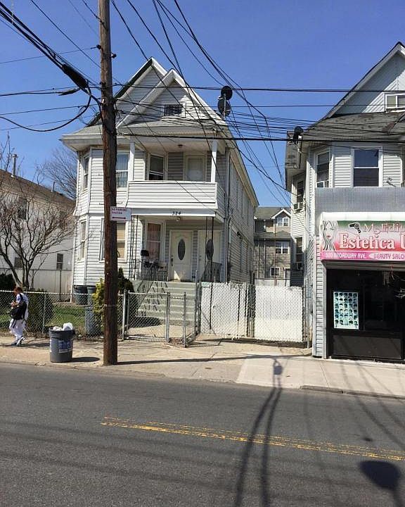 2nd image of 324 Broadway