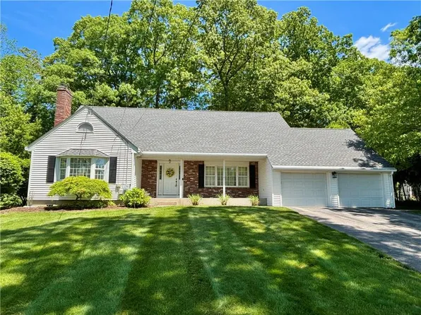 2 High Ridge Dr, Cumberland, RI 02864
