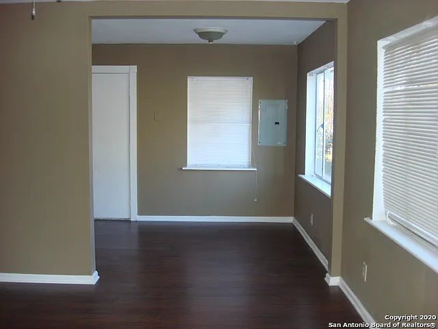 2 bed, 1.0 bath, 744 sqft, $1,100 — Photo 3